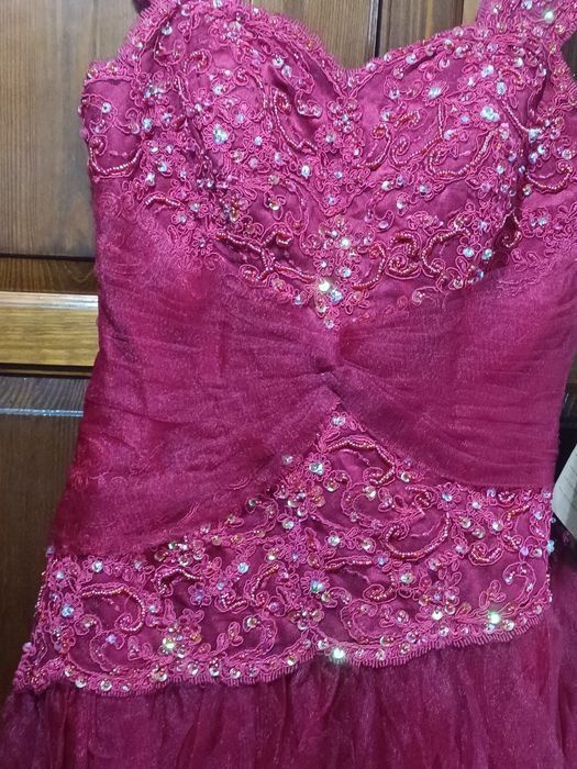 Предлагам дамска Бална рокля нова