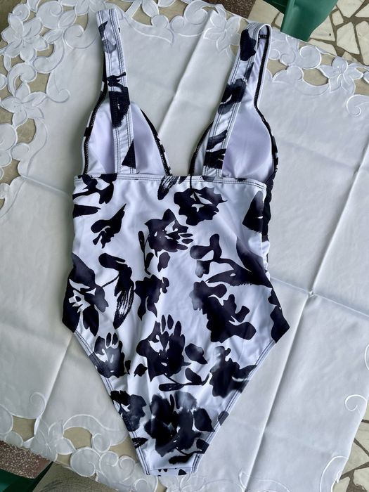 Costum de baie intreg alb negru cu motiv floral Marime S