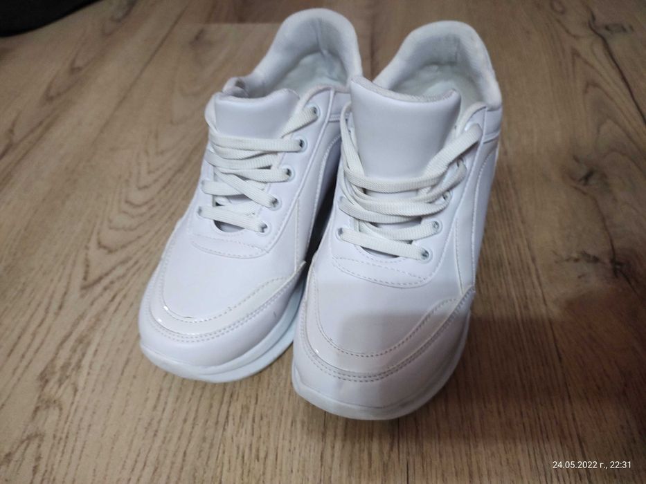 Маратонки високи, много удобни,стават за всеки ден, много запазени