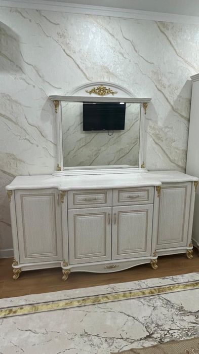 Шкаф белый с комодом для гостиной