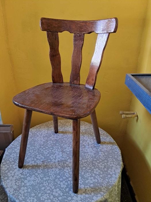 Дървени столове в отлично състояние