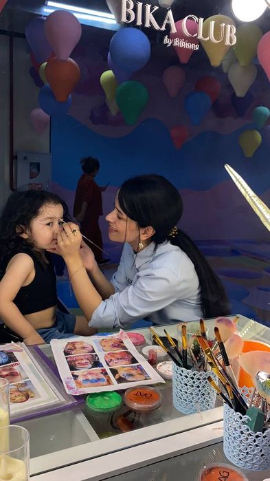 Maktab, bog'cha, yoshidagi bolalar, bayramlarida yuzga rasm chizish.