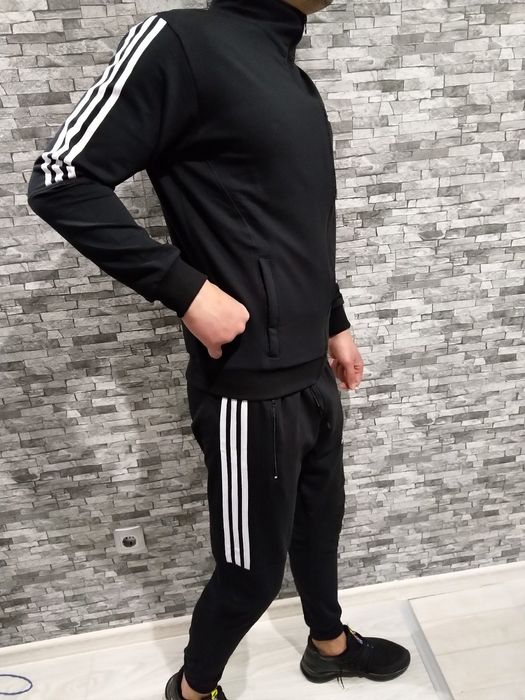 Спортен екип от памук или полиамид.