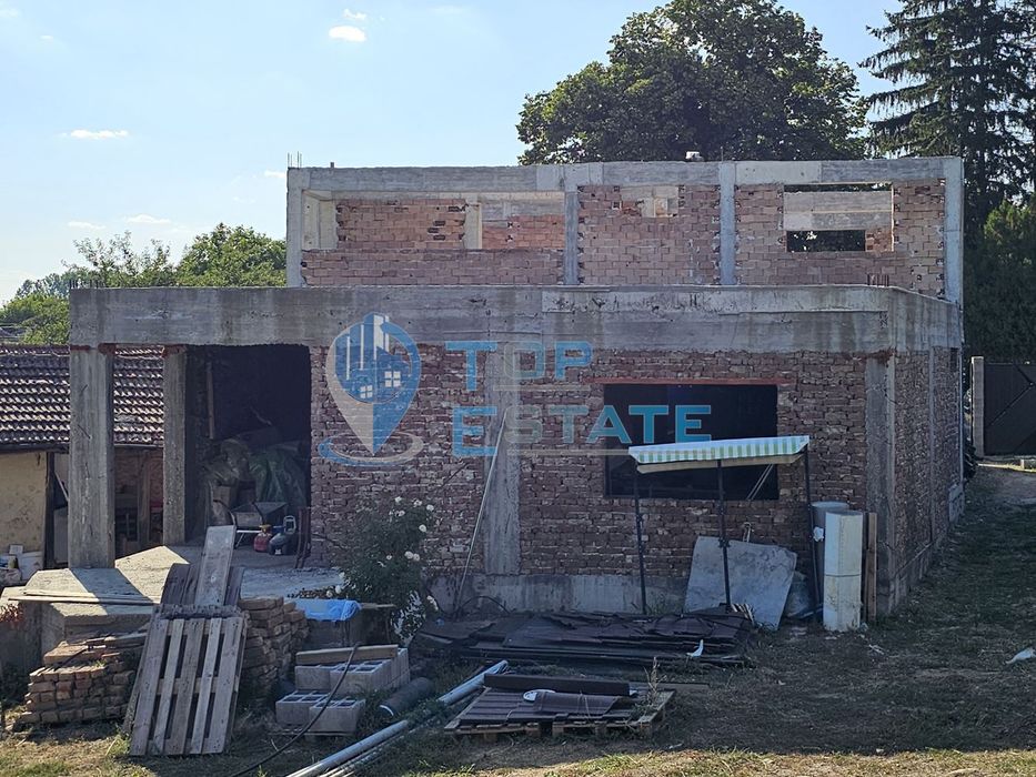 Двуетажна къща на груб строеж с втора къща и басейн с панорама в село