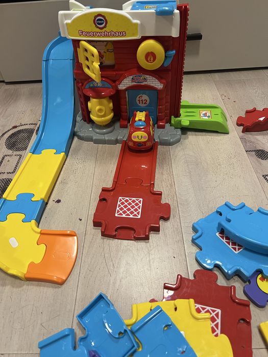 Две големи  vtech писти, полиция, пожарна и музикална кола