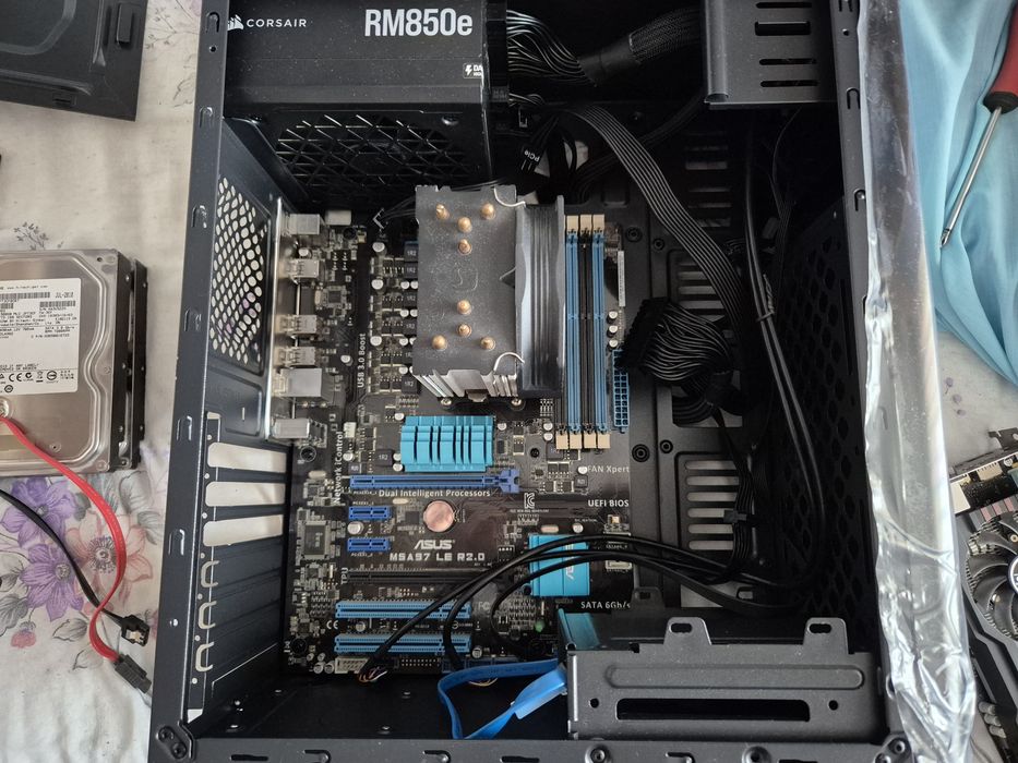 Vând PC complet: PC-ul cu carcasă, Monitor DELL 24", Căști Gaming HAVIT 7.1 USB Negru, Tastatură Scorpion K632.