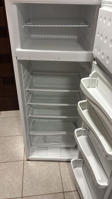 Vând Frigider INDESIT funcționează perfect