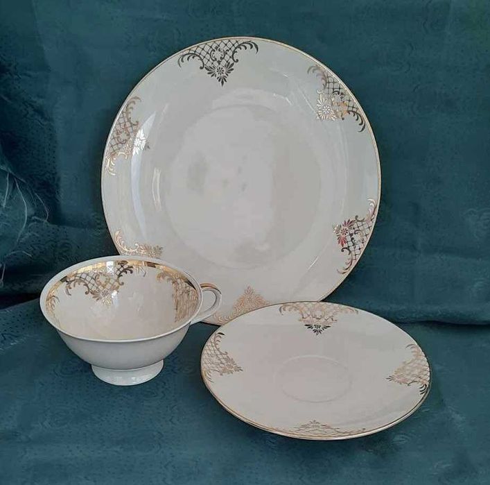 Френска сувенирна бутилка с мини чашки и троен сет от костен порцелан