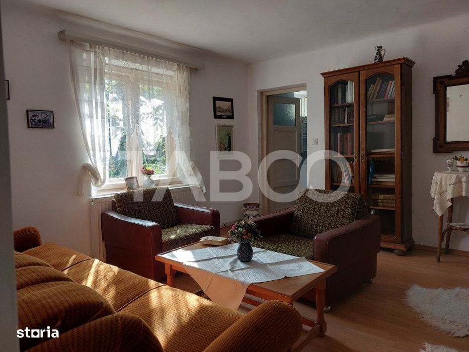 Casa de vanzare cu 2 apartamente separate si teren 544 mp Cisnadioara