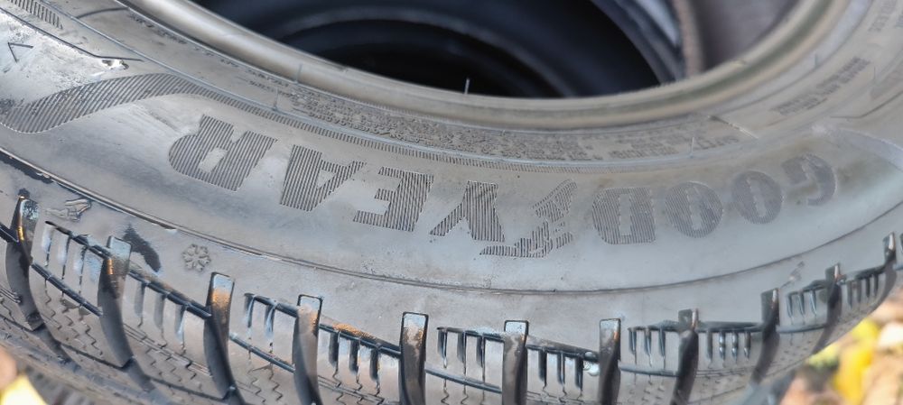 2 anvelope de iarna Goodyear 205-55-16