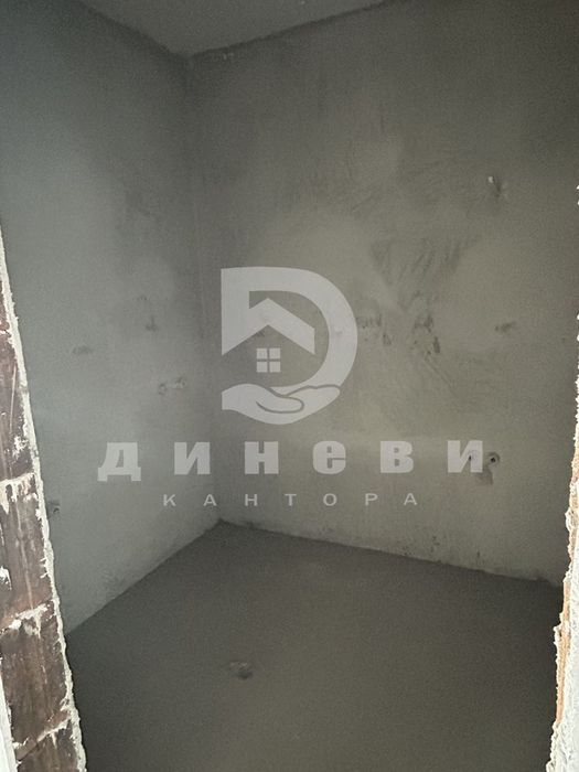 Тристаен апартамент в Остромила
