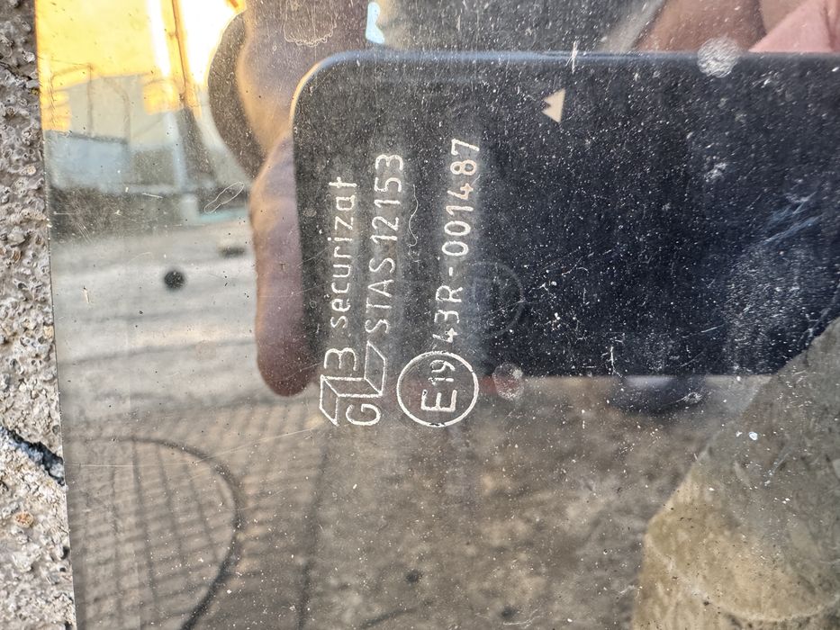 Vand 2 geamuri fata heliomate pentru Dacia 1310