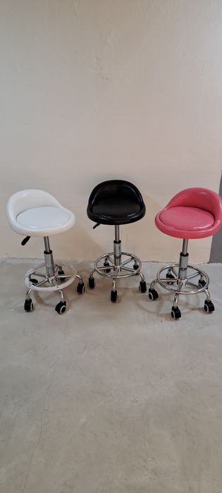 Стулья регулирующиеся на роликах. Цена от ... .