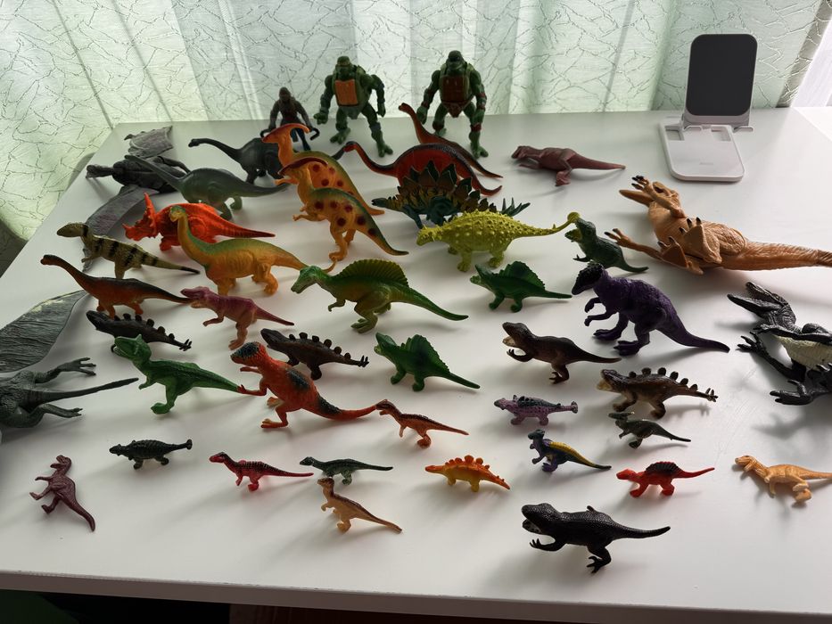 Продам игрушки- динозавров