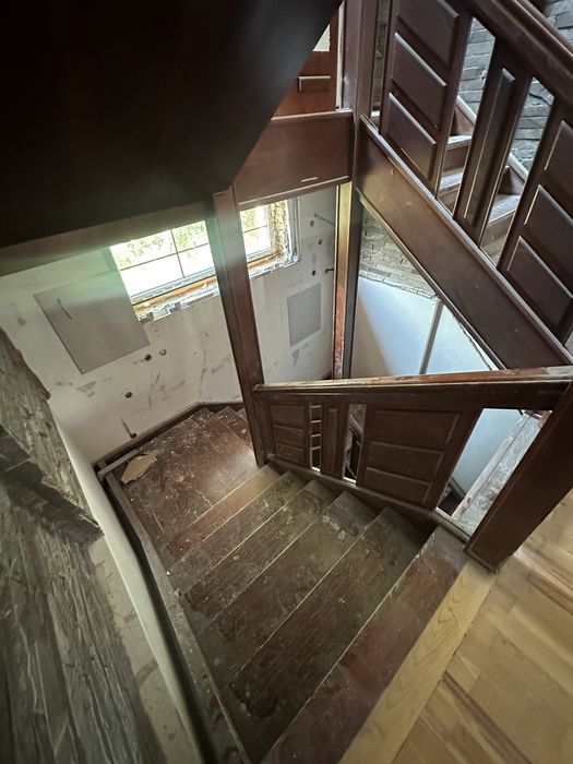 Прочная лестница из хорошего дерева