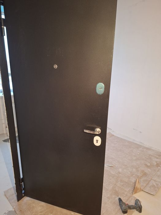 Продам входную дверь