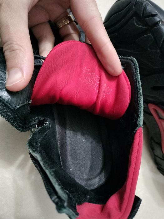 Vând ghete/bocanci/pantofi/ adidasi Nr 40, din piele moale, negri cu r