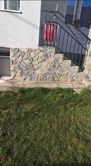 Amenajări curți la cheie cu piatră naturală de munte