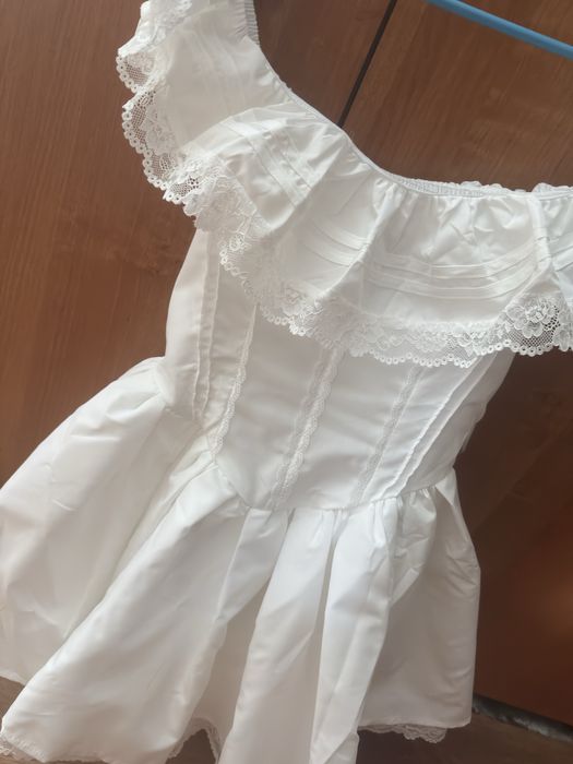 Бяла къса рокличка