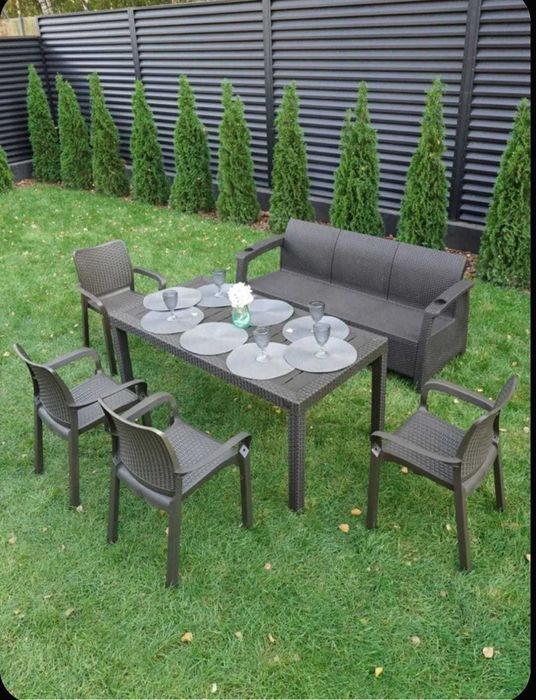 Стол и стулья пластиковые