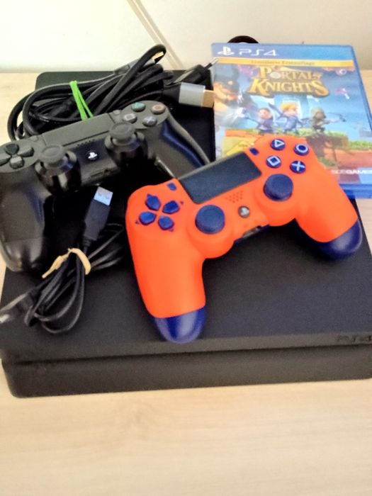 PlayStation 4 slim  2 manete 2 jocuri cd și roblox  cabluri conectare