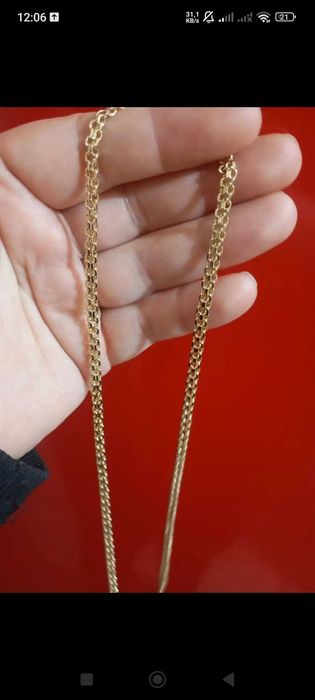 Lanț placat cu aur de 14k purtat