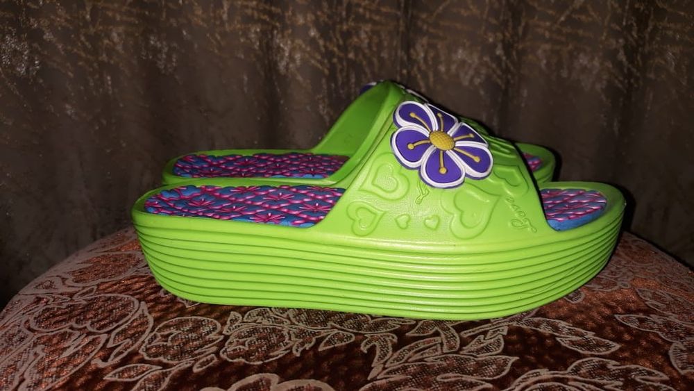 Продам женские тапочки