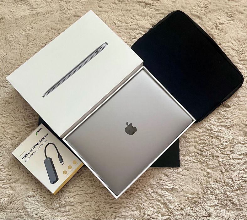 Vand Macbook Air M1 impecabil
