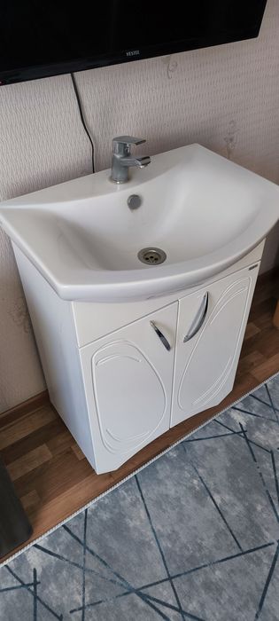 продам раковину с тумбой б/у смесителем со сливом