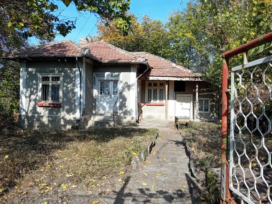 Предлагаме за продажба къща с голям двор в с. Юпер