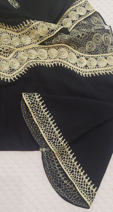 Черна широка рокля с машинна бродерия.