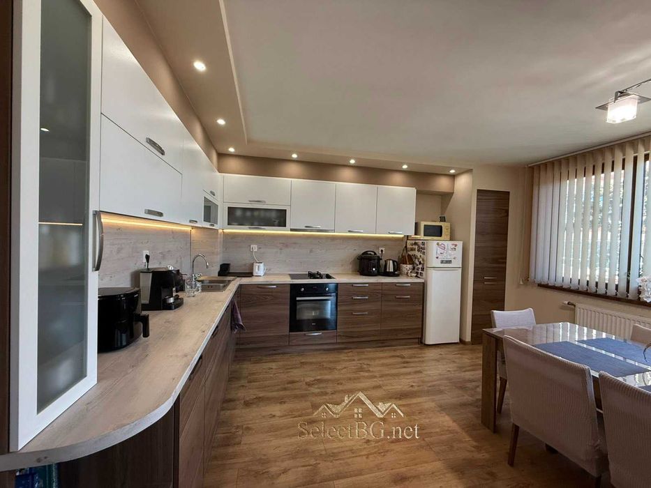 Продава се Многостаен апартамент в Велико Търново, Център - 136 кв.м за 2028 €/кв.м - Снимка #2