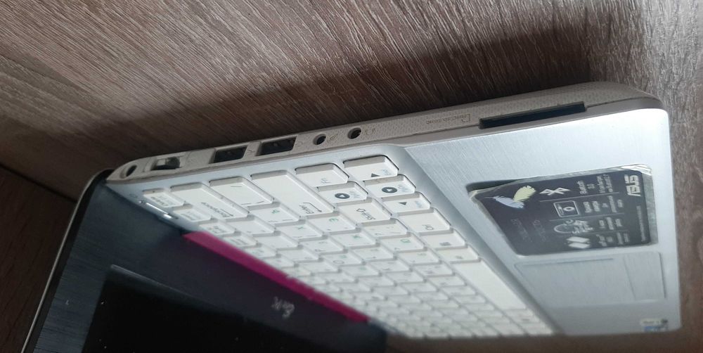 Нетбук Asus белый