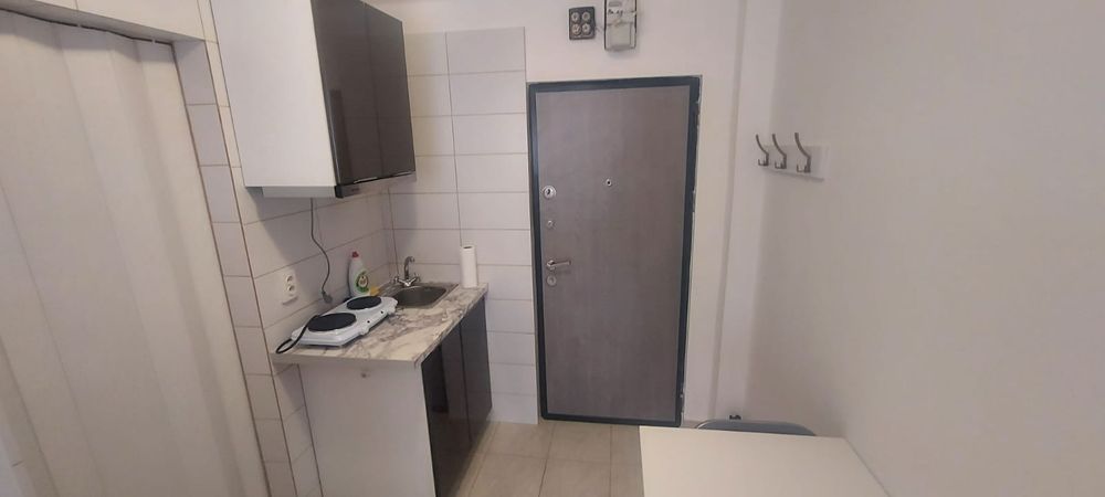 Vand camera de camin in fata liceului de Chimie