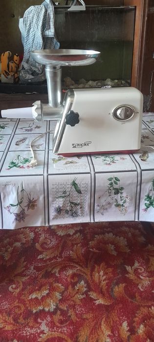 Электромясорубка в отличном состоянии