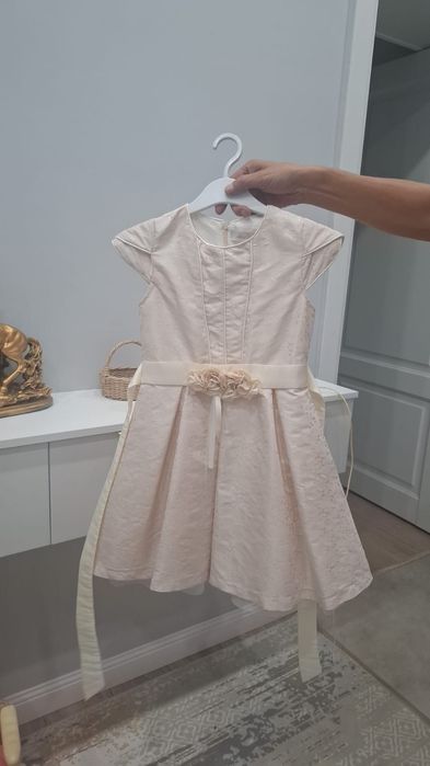 Продам платье на 5-7лет