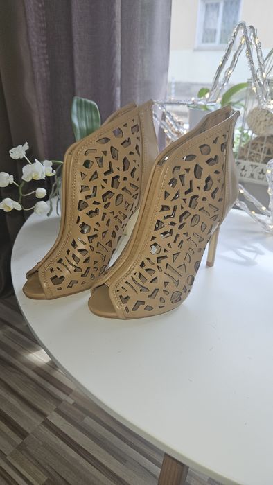 Бежови сандали 37н