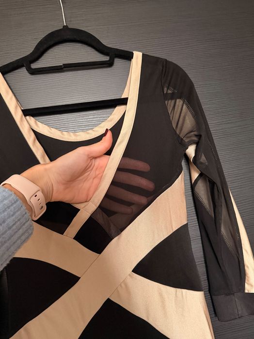 Рокля с гол гръб в черно и златно