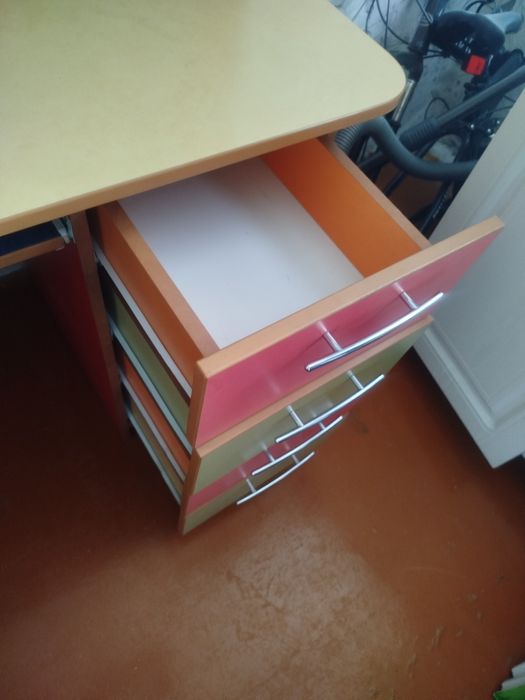продам компьютерный стол