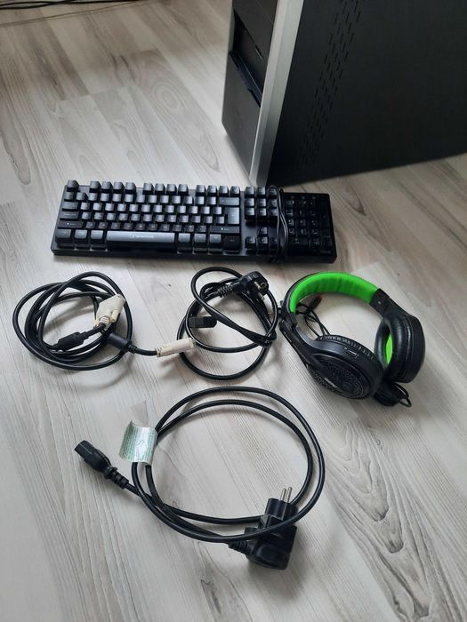 calculator + monitor + tastastură si Căști gaming