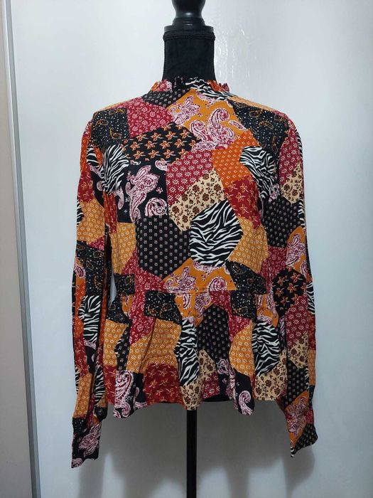 Bluză cu volănaș la guler peplum m