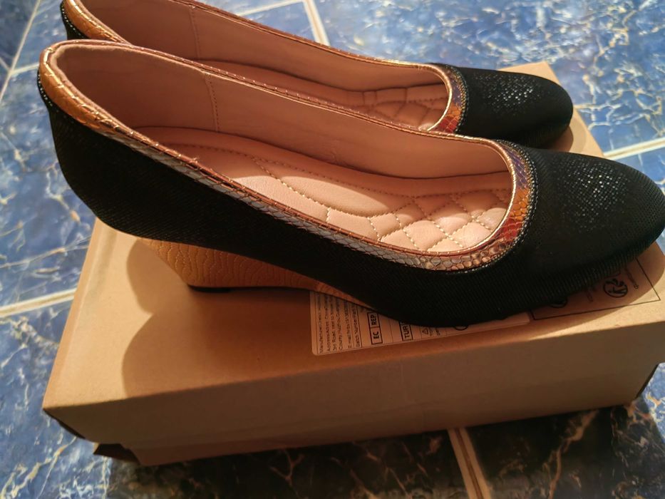 Дамски обувки с платформа.