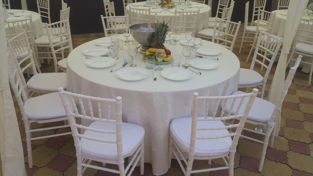 INCHIRIEZ mese și scaune,veselă completă,pavilioane + alte servicii !