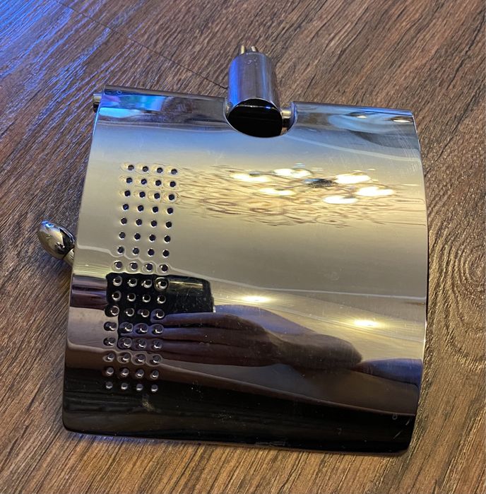 Держатель туалетной бумаги.