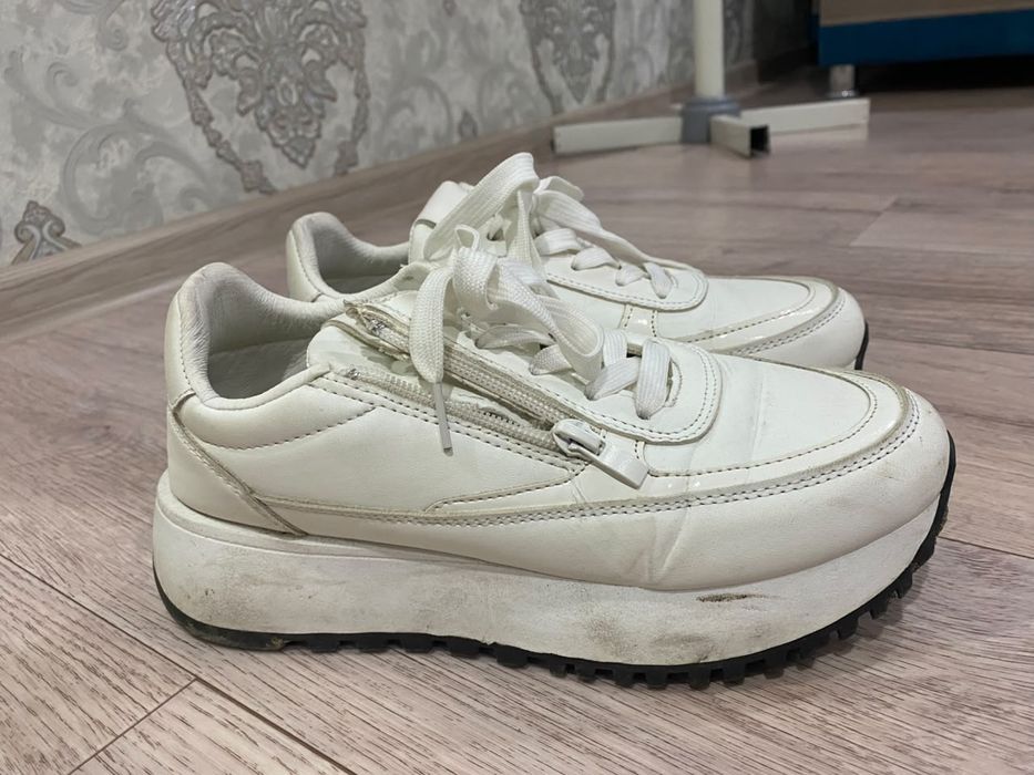 Продам белые кроссовки