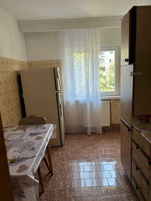 Inchiriez apartament 3 camere decomandat Pitesti , cartier T. Vladimirescu ,etj 1. langa autogara sud