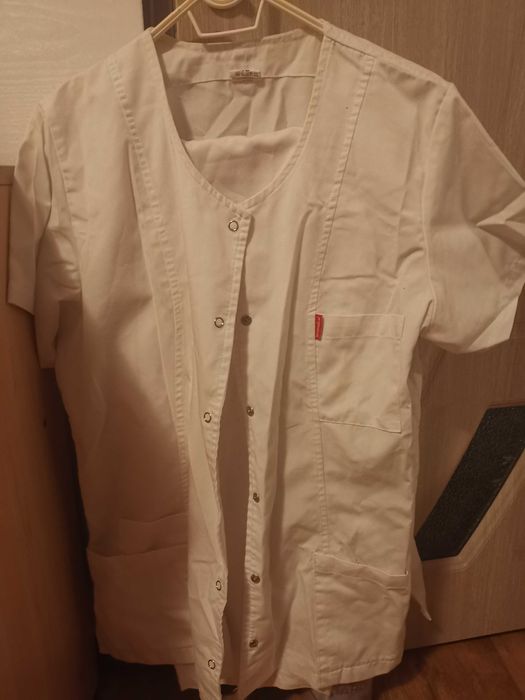 Costum medical cu capse