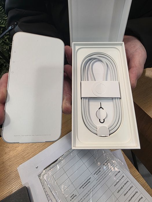 Iphone 16 e ЧИСТО НОВ