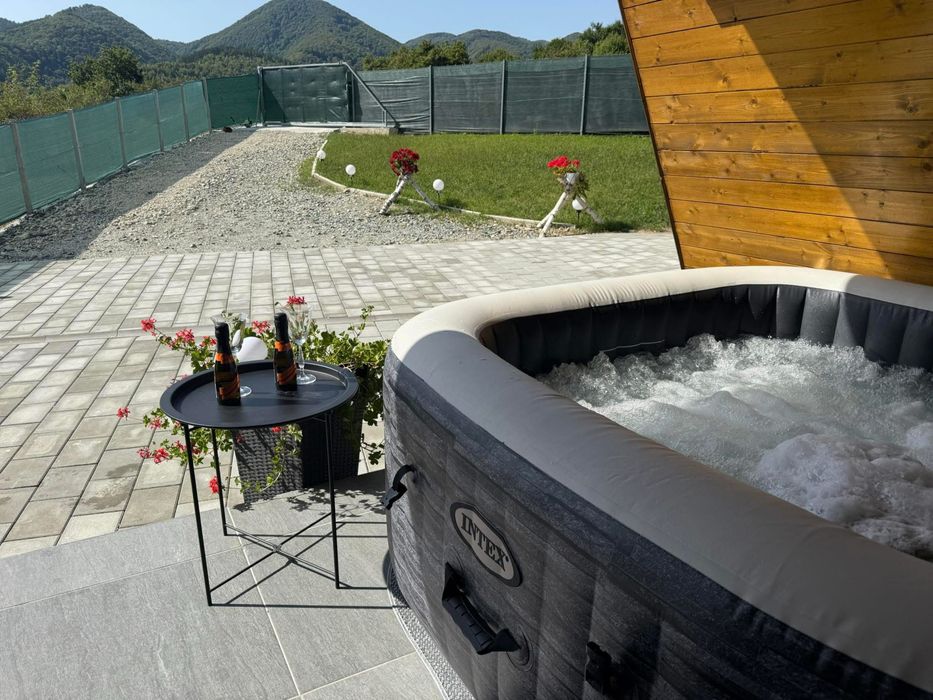 Cabana A-Frame cu jacuzzi & priveliști montane în Sibiel