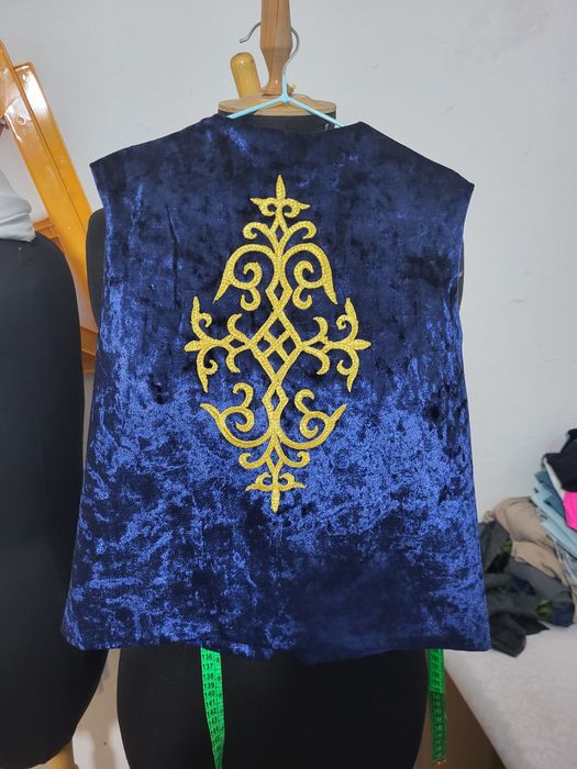 2 жилета на рост 135-140 см